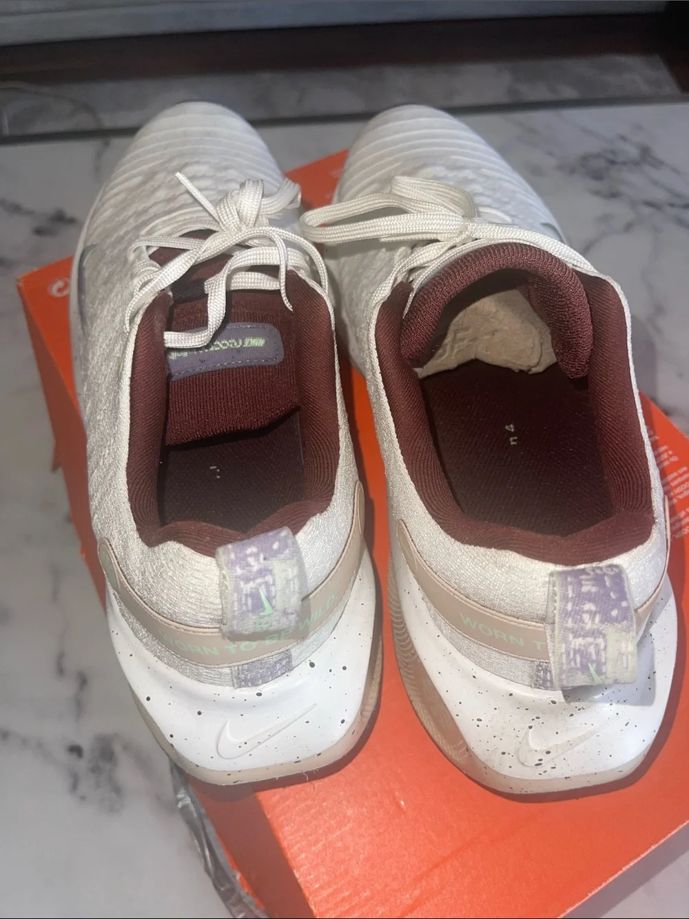 Nike Men’s infinity run 4  Cream Sneakers with Maroon Lining